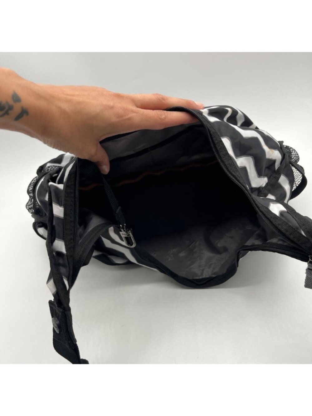 Thirty-One Explorista Nylon Black & White Crossbody Bag - Picture 10 of 11